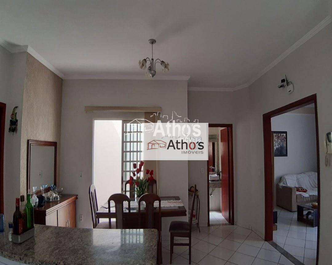 Casa à venda, Jardim Regina, 3 dorm. sendo 1 suíte com  hidro, garagem para 4 carros, amplo quintal, edícula, churrasqueira