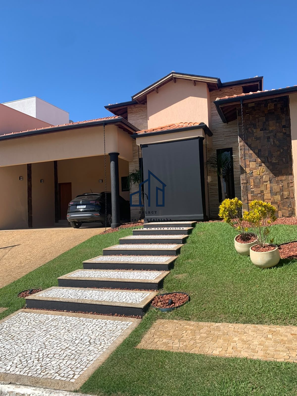PORTEIRA FECHADA - Casa térrea em condomínio - 04 suítes, escritório, piscina, quintal gramado em Indaiatuba